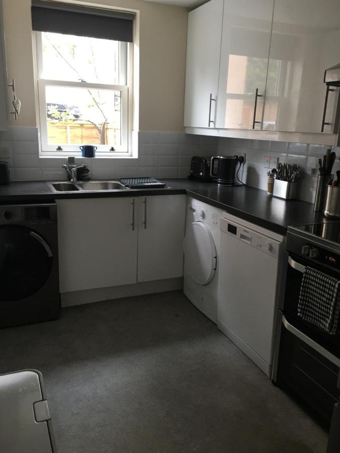 Comfortable Rooms With Live In Host, Walking Distance To The High St & More Glastonbury Exterior photo